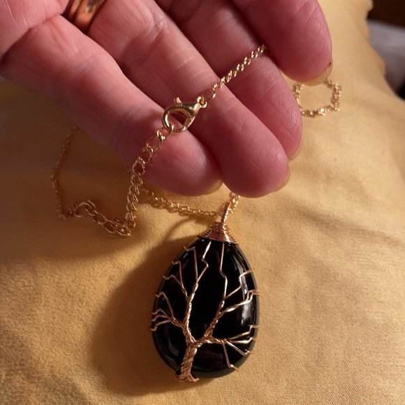 NEW Black Agate Stone 1 1/4” wrapped in Gold 18” chain - Picture 4 of 4